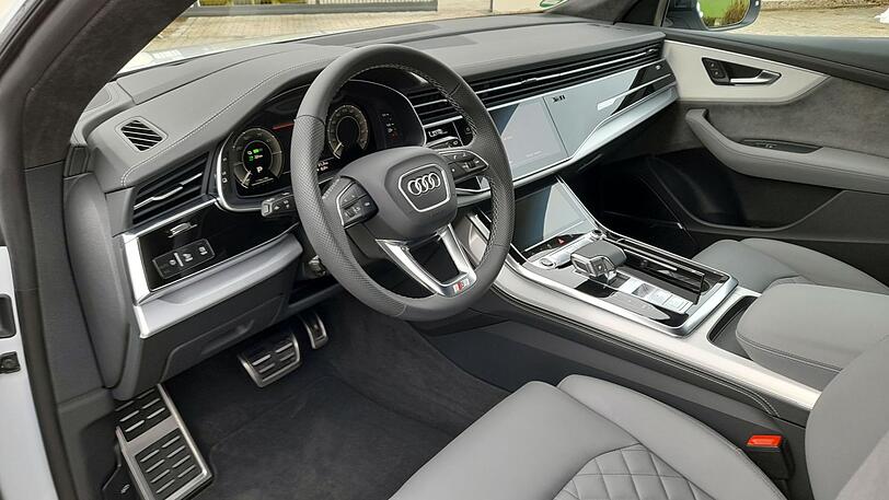 Noblesse an Bord: das Cockpit des Q8 mit zwei Touch-Displays in der Mitte.