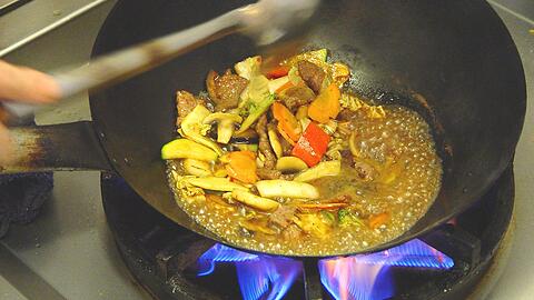 Der Mann hat sich mit heißem Öl aus seinem Wok verbrannt. (Symbolbild)