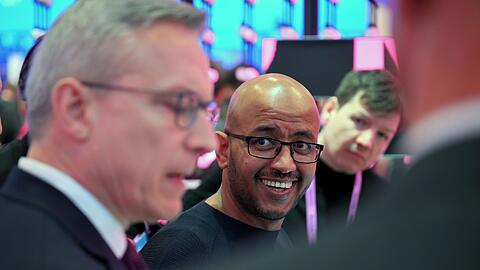 Telekom-Technologievorstand Abdu Mudesir (Mitte) bei einem Messerundgang mit Bundesdigitalminister Karsten Wildberger (links).