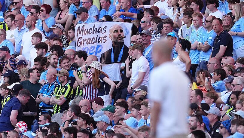 Die Fans würdigten ihren Erfolgscoach Pep Guardiola zum Abschied mit Transparenten. Die Fans würdigten ihren Erfolgscoach Pep Guardiola zum Abschied mit Transparenten.