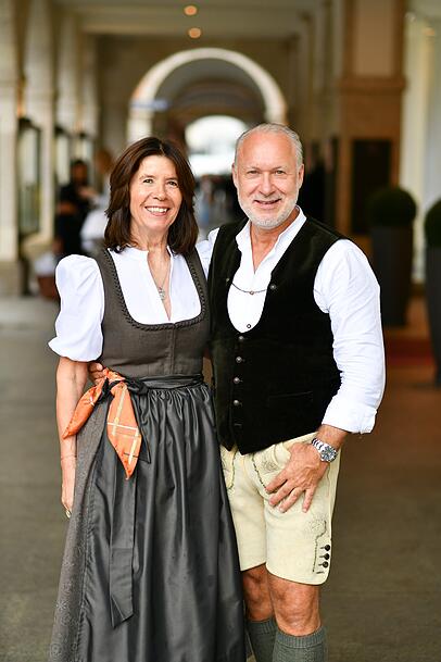 Gabriele Hammerschick und Johann Maurer sind die Lodenfrey-Experten in Sachen Wiesngwand. Gabriele Hammerschick und Johann Maurer sind die Lodenfrey-Experten in Sachen Wiesngwand.