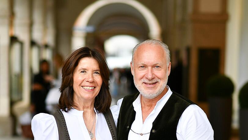 Gabriele Hammerschick und Johann Maurer sind die Lodenfrey-Experten in Sachen Wiesngwand.