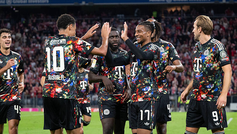 Feierten am Freitagabend einen Sieg gegen Union Berlin: Die Bayern um Michael Olise und Jamal Musiala.