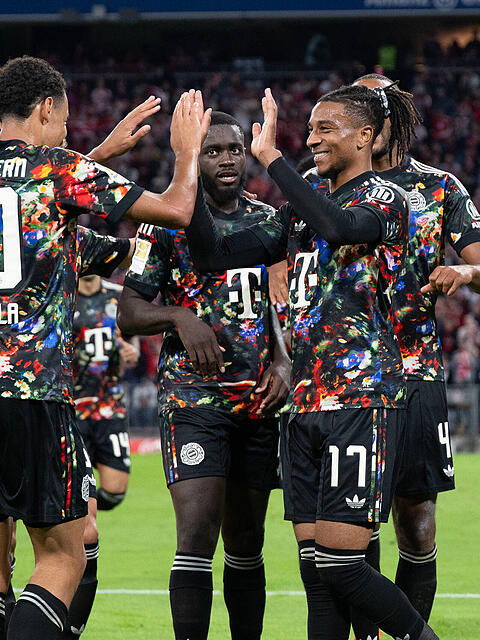 Feierten am Freitagabend einen Sieg gegen Union Berlin: Die Bayern um Michael Olise und Jamal Musiala.