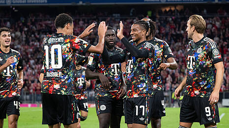 Feierten am Freitagabend einen Sieg gegen Union Berlin: Die Bayern um Michael Olise und Jamal Musiala.
