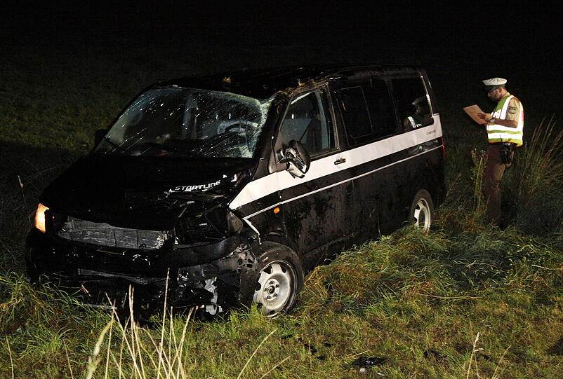 Bei Warngau ist ein Autofahrer bei einem heftigen Frontalcrash ums Leben gekommen. Der Mann wollte überholen und rauschte dabei mit einem anderen Wagen auf der Gegenfahrbahn zusammen.