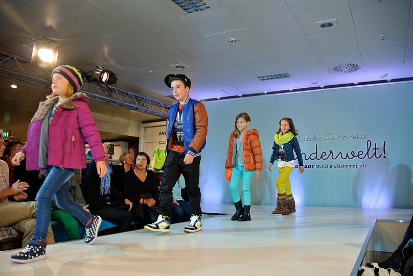 Tolle Show: 25 junge Laufsteg-Talente präsentierten am Samstag in der neuen Kinderwelt bei KARSTADT am Bahnhofplatz Mode-Trends