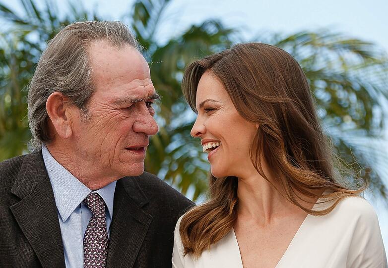 Für den Film "The Homesman" präsentieren sich Schauspielerin Hilary Swank und Regisseur Tommy Lee Jones bei den 67. Filmfestspielen in Cannes.