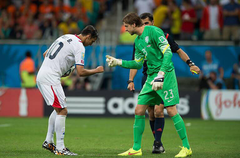 Muss man als Fußball-Profi auf so etwas gefasst sein? Der niederländische Keeper Tim Krul ging beim Elfmeterschießen auf die Schützen aus Costa Rica zu und verunsicherte sie.
