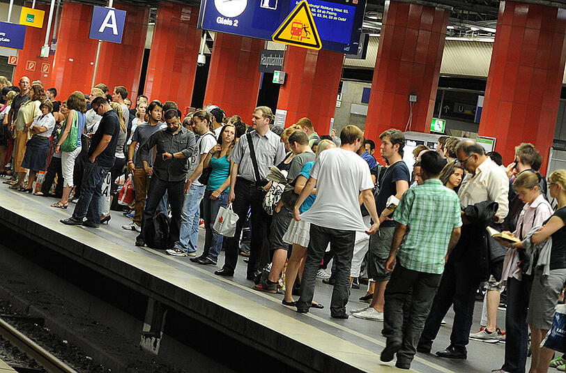 Gedränge an den Bahnsteigen. Ein gelegter Kabelbrand hat am Montagabend den Pendlerverkehr empfindlich beeinträchtigt. (Symbolbild)