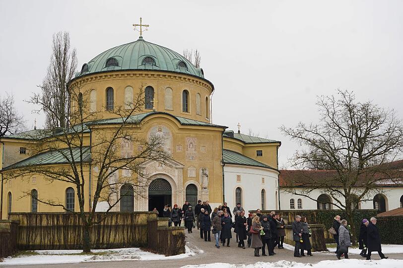 Der Trauerzug verlässt die prunkvolle Aussegnungshalle des Westfriedhofs.