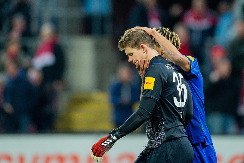 Bittere Momente: Alexander Nübel wird nach einem Fehler von Teamkollege Jean-Claire Todibo getröstet