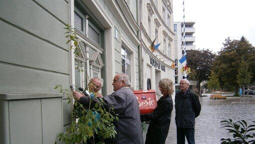 Hier wurde der rote Briefkasten aufgehängt. Jeder kann ein Gedicht schicken. Hier wurde der rote Briefkasten aufgehängt. Jeder kann ein Gedicht schicken.