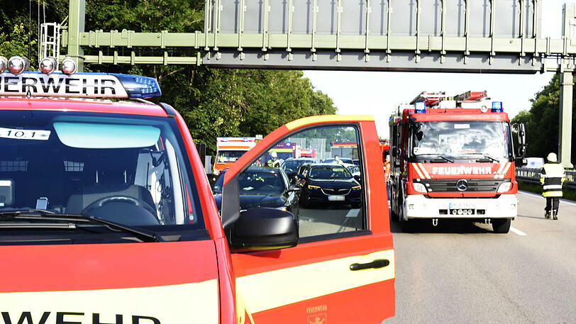 Die Feuerwehr am Unfallort auf der A96.