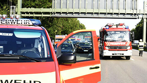 Die Feuerwehr am Unfallort auf der A96.