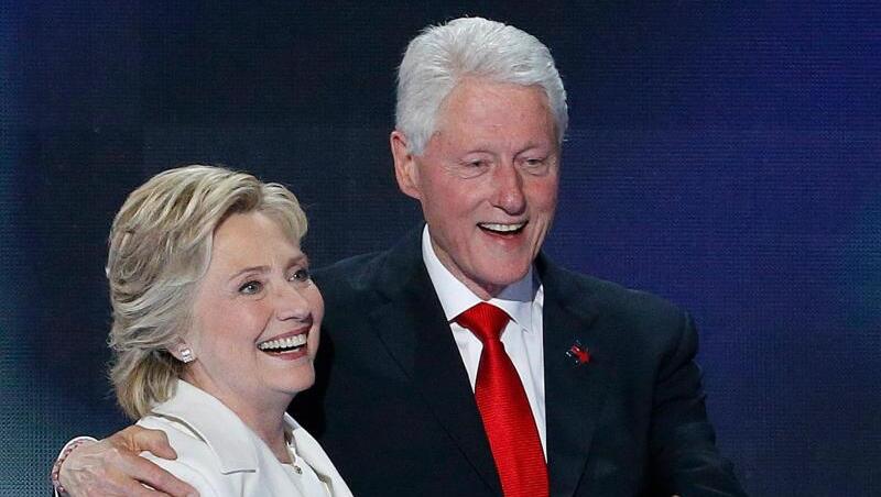Hillary Clinton und Ehemann Bill Clinton 2016 in Philadelphia. Hillary Clinton und Ehemann Bill Clinton 2016 in Philadelphia.