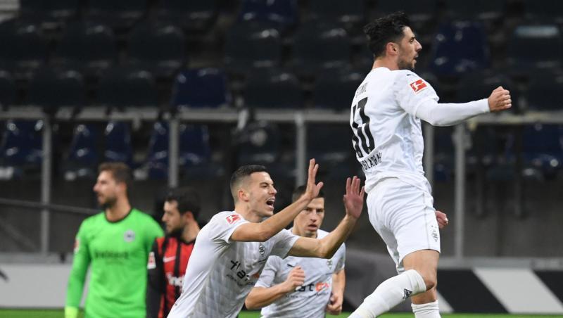 Rettete Gladbach im Alleingang einen Punkt in Frankfurt: Lars Stindl (r).