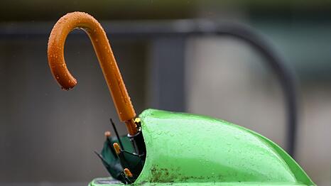 Kaputt? Ein weggeworfener Regenschirm steckt in einem Mülleimer.