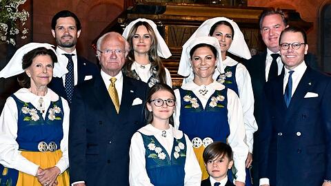 Die schwedische Königsfamilie (v.l.): Silvia, Carl Philip, Carl Gustaf, Sofia, Estelle, Victoria, Madeleine, Oscar, Chris O'Neill und Daniel.
