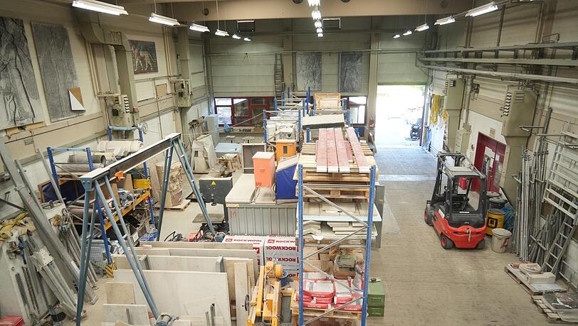 Die Werkstatt-Halle des Steinmetzbetriebs Dr. Pfanner an der Heßstraße von oben - hier wird an vielen historischen Stücken gewerkelt.