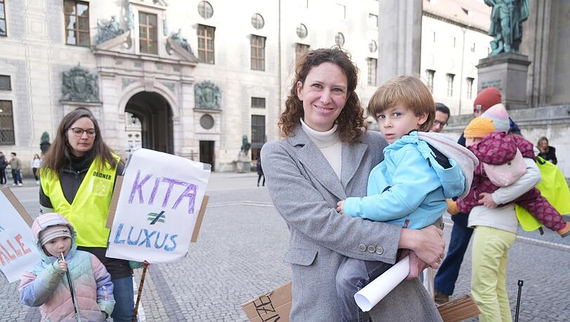 Nicole Heldeisen (rechts) hat die Demo organisiert. Weil sie keinen Platz in einer städtischen Kita bekommen hat, geht ihr Sohn in eine private.