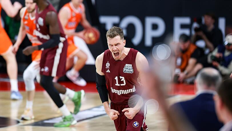 Der Münchener Andreas Obst jubelt nach einem erfolgreichen Drei-Punkte-Wurf. Der Münchener Andreas Obst jubelt nach einem erfolgreichen Drei-Punkte-Wurf.