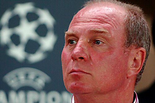 "Kicken kann er": Bayern-Manager Uli Hoeneß über  Landon Donovan, der bei den Bayern ein Probetraining absolviert.