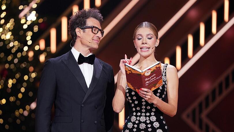 "Let's Dance - Die große Weihnachtsshow": Die Moderatoren Victoria Swarovski und Daniel Hartwich. "Let's Dance - Die große Weihnachtsshow": Die Moderatoren Victoria Swarovski und Daniel Hartwich.