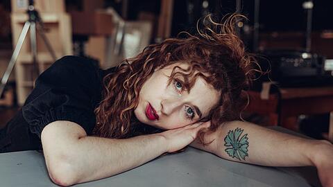 Die Schauspielerin Vassilissa Reznikoff wurde im Pariser Vorort Cachan geboren. Erstes Festengagement am Schauspielhaus Wien, von 2019 bis 2022 am Nationaltheater Mannheim. Seit 2022/23 ist sie Ensemblemitglied des Residenztheaters. Die Schauspielerin außerdem am 26. Dezember im „Tatort“ zu sehen, der im Residenztheater gedreht wurde.