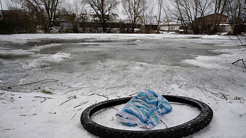 Die Kamera lief noch, als die Einsatzkr&auml;fte zur Suche des Eisbaders eintrafen.