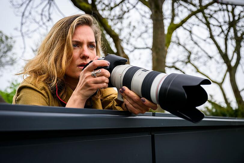 Die Reporterin Anna Mansholt (Marie Burchard) hat keinen guten Ruf in Leer. Der Starautor Finn Onneken warf ihr sogar vor, falsche Geschichten über ihn verbreitet zu haben. Nun legt sie sich auf die Lauer, um als erste über die Suche nach Onnekens Mörder berichten zu können. Die Reporterin Anna Mansholt (Marie Burchard) hat keinen guten Ruf in Leer. Der Starautor Finn Onneken warf ihr sogar vor, falsche Geschichten über ihn verbreitet zu haben. Nun legt sie sich auf die Lauer, um als erste über die Suche nach Onnekens Mörder berichten zu können.