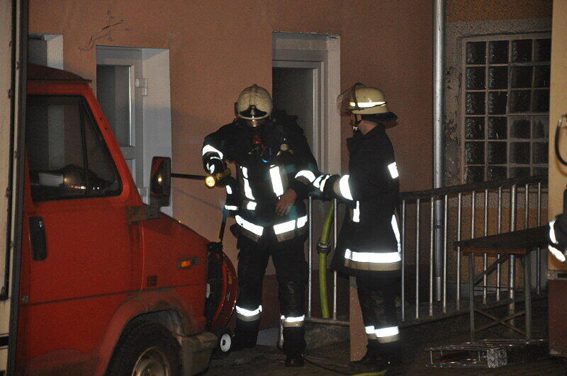 Altötting - Am Dienstagabend entzündete sich im Keller einer Metzgerei in der Mühldorfer Straße ein Feuer. Die Feuerwehr konnte das Feuer schnell unter Kontrolle bringen. Die Schadenshöhe ist noch unklar. Es gab keine Verletzten.