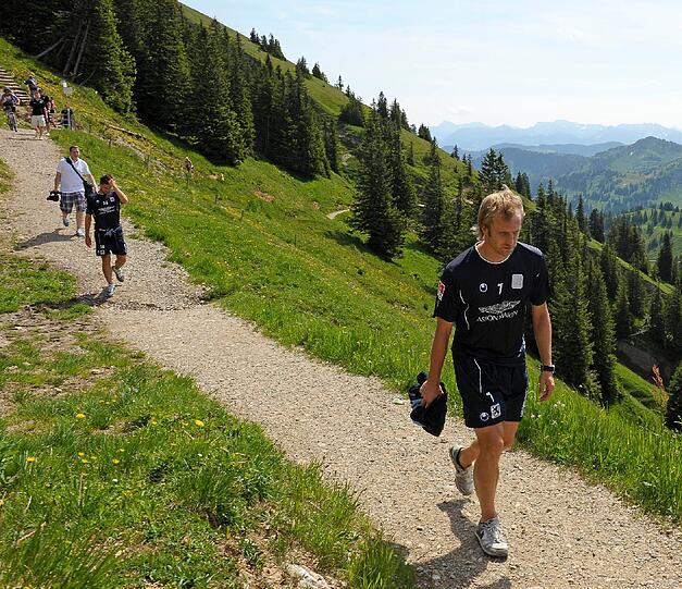 Der erste Aufstieg der Saison ist geschafft: Im Trainingslager in Oberstaufen wanderten die Löwen auf den bei 1.833 Meter liegenden Hochgrad. Sehen Sie hier die Bilder.