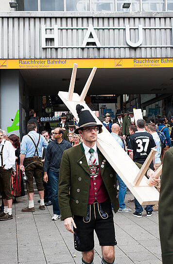 Flüchtlinge und Wiesn-Besucher treffen in München aufeinander, Bilder vom Hauptbahnhof am ersten Tag des Oktoberfests.