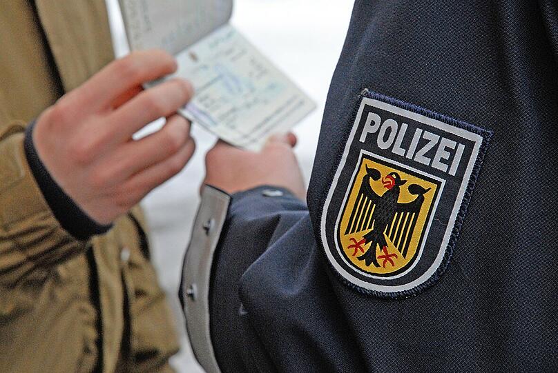 Nicht nur mit gefälschten, sondern auch mit erschlichenen Dokumenten versuchen manche Reisende die Bundespolizisten in der Grenzkontrolle zu überlisten.