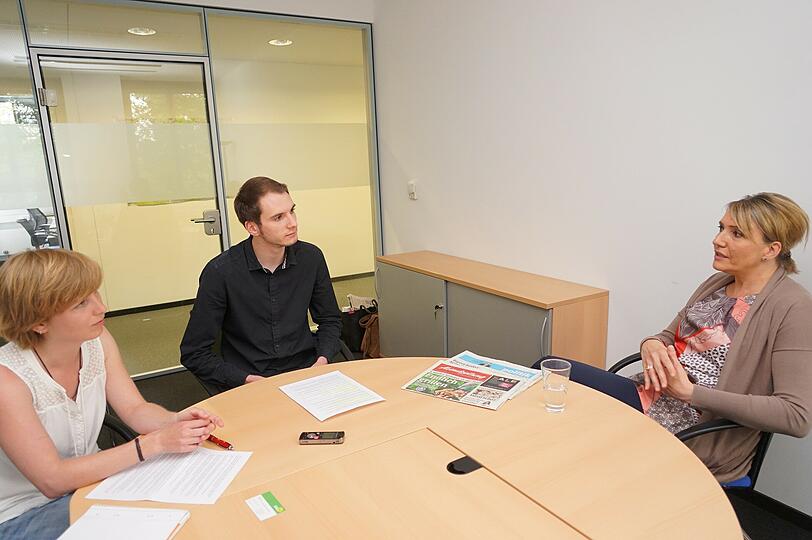 Simone Peter im Gespräch mit AZ-Redakteurin Sophie Anfang und AZ-Redakteur Tobias Wolf.
