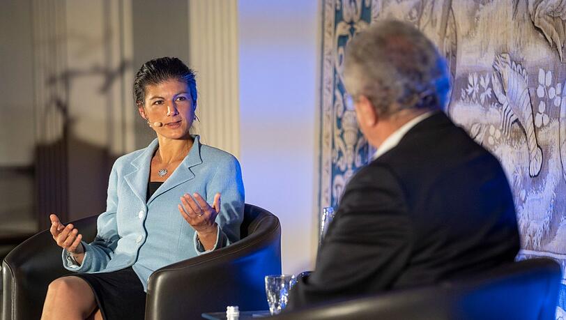 Sahra Wagenknecht (Linke) mit Christian Ude (SPD) in München. Ihr Mann Oskar Lafontaine hat sie begleitet. Sahra Wagenknecht (Linke) mit Christian Ude (SPD) in München. Ihr Mann Oskar Lafontaine hat sie begleitet.