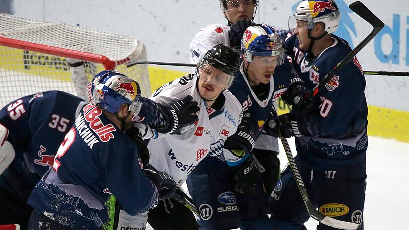Die Straubing Tigers (in Weiß) wollen den EHC vom Thron schubsen, die Münchner halten dagegen.