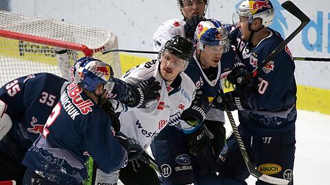 Die Straubing Tigers (in Weiß) wollen den EHC vom Thron schubsen, die Münchner halten dagegen.