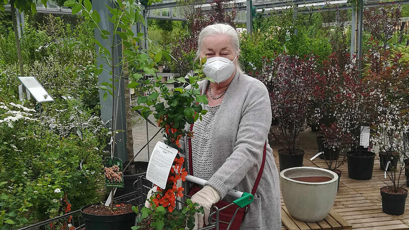 Die Münchnerin Christa Dornauer kauft bienenfreundliche Gartenpflanzen.