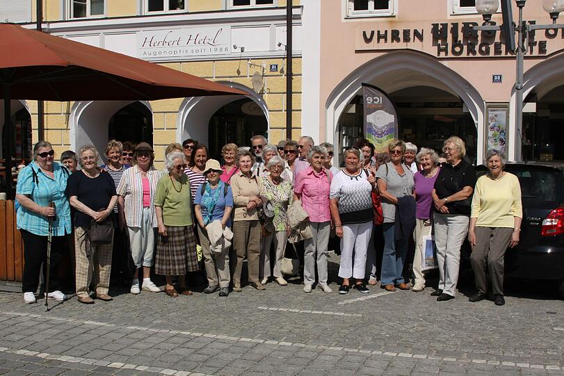 Die Reisegruppe der AWO Pasing vor dem Gasthaus Geiger auf dem Stadtplatz, dem Zentrum der Altstadt Mühldorfs.