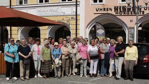 Die Reisegruppe der AWO Pasing vor dem Gasthaus Geiger auf dem Stadtplatz, dem Zentrum der Altstadt Mühldorfs.
