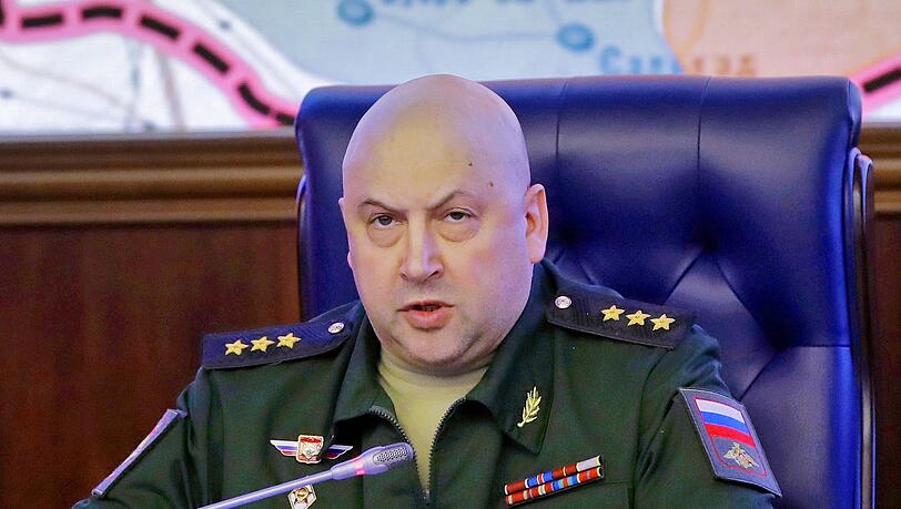 Sergej Surowikin bei einem Briefing des russischen Verteidigungsministeriums im Jahr 2017.