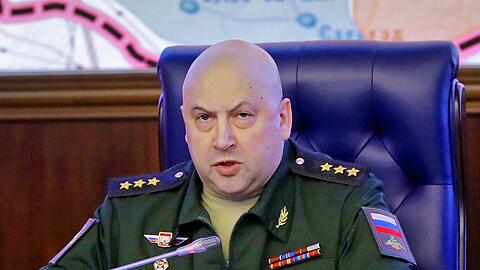 Sergej Surowikin bei einem Briefing des russischen Verteidigungsministeriums im Jahr 2017.