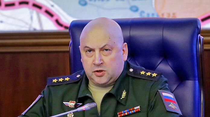 Sergej Surowikin bei einem Briefing des russischen Verteidigungsministeriums im Jahr 2017.