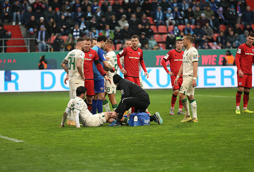 Kevin Volland wird von 1860-Physio Nick Wurian behandelt – wenige Momente später zeigt ihm der Schiedsrichter auch noch die Gelb-Rote Karte. Kevin Volland wird von 1860-Physio Nick Wurian behandelt – wenige Momente später zeigt ihm der Schiedsrichter auch noch die Gelb-Rote Karte.