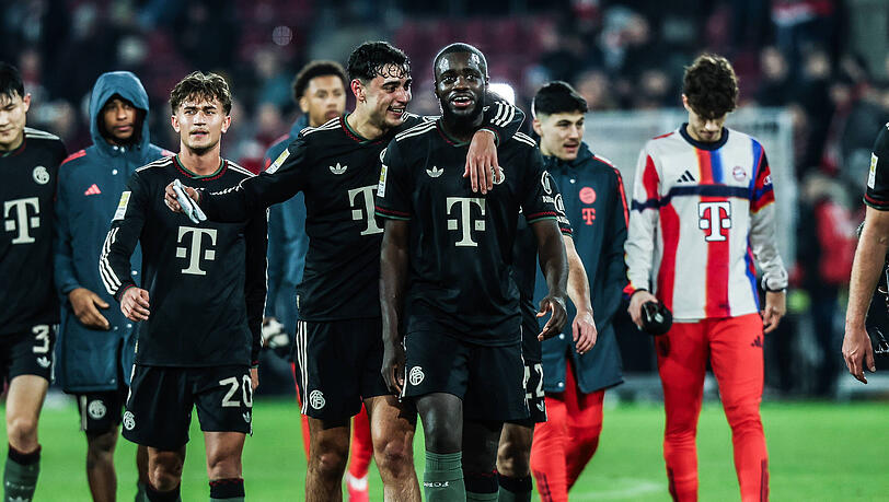 Jubelten nach dem 3:1 beim 1. FC K&ouml;ln: Die Bayern um Aleksandar Pavlovic und Dayot Upamecano.