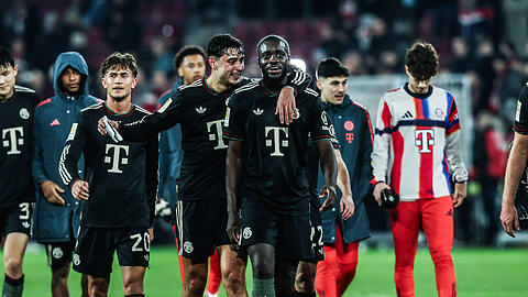 Jubelten nach dem 3:1 beim 1. FC K&ouml;ln: Die Bayern um Aleksandar Pavlovic und Dayot Upamecano.