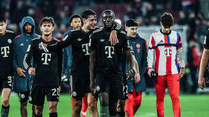Jubelten nach dem 3:1 beim 1. FC K&ouml;ln: Die Bayern um Aleksandar Pavlovic und Dayot Upamecano.