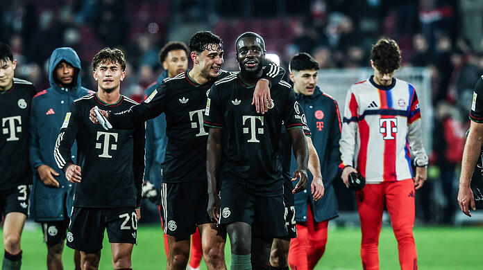 Jubelten nach dem 3:1 beim 1. FC K&ouml;ln: Die Bayern um Aleksandar Pavlovic und Dayot Upamecano.